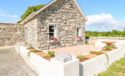 Shannnonvale Cottage a self-catering cottage in Dromineer on Lough Derg